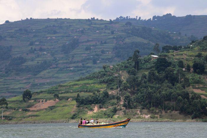 Boat tour lake Bunyonyi